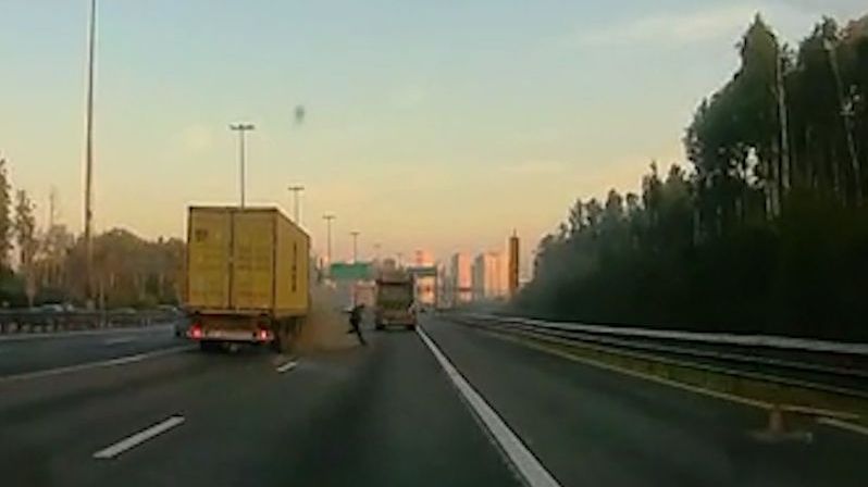 Vteřinu před nárazem kamionu řidič utekl od auta, které opravoval uprostřed dálnice